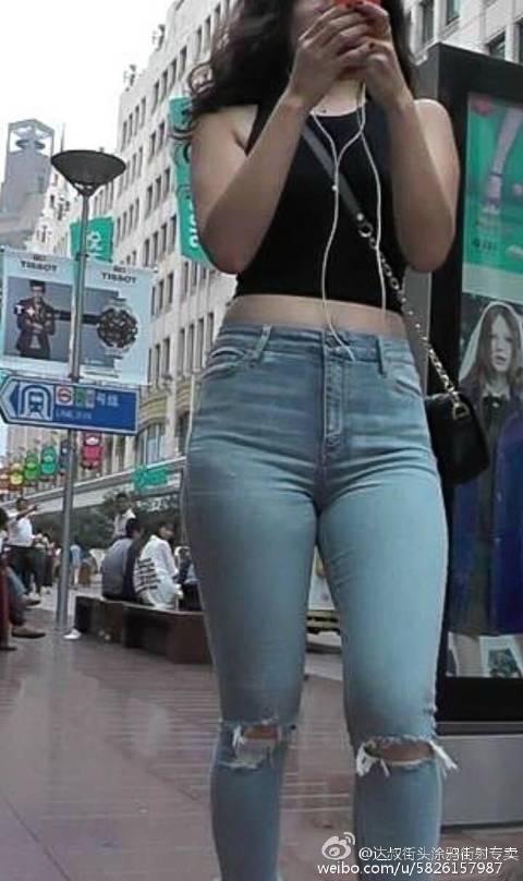 达叔街头紫色连衣裙图：达叔吧潍坊电梯涂鸦视频(7)(点击浏览下一张趣图)