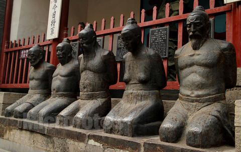 岳飞墓前的四个铁人图片(3)(点击浏览下一张趣图)