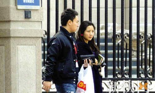 释小龙和何洁结婚照(3)(点击浏览下一张趣图)