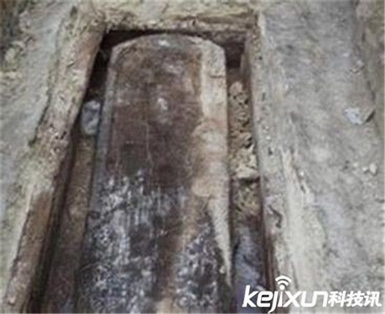 关羽墓中两具女尸图(2)(点击浏览下一张趣图)