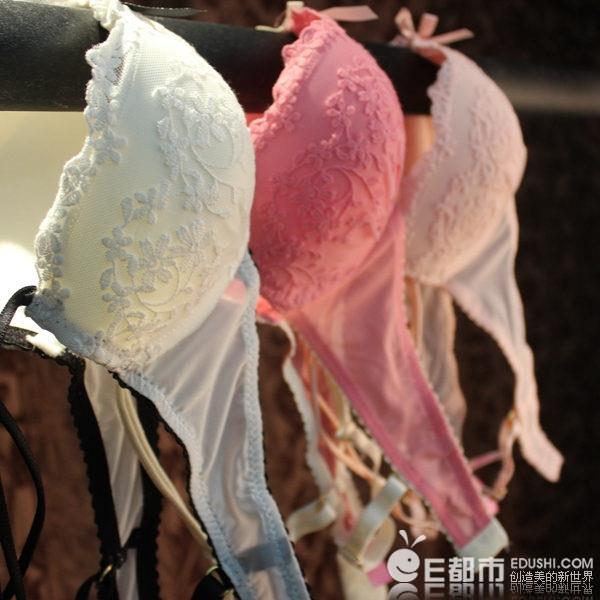 丢在垃圾箱里的内衣：偷内衣论坛图(2)(点击浏览下一张趣图)