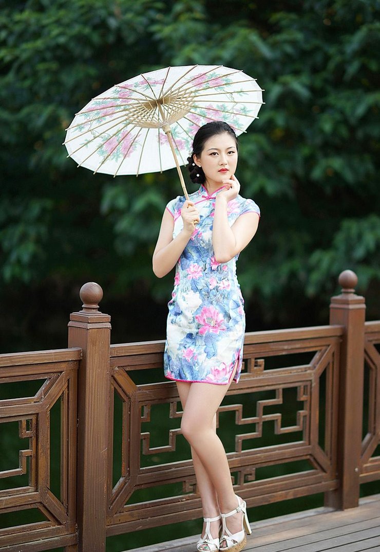风韵旗袍少妇图片：少妇王洁妮(点击浏览下一张趣图)