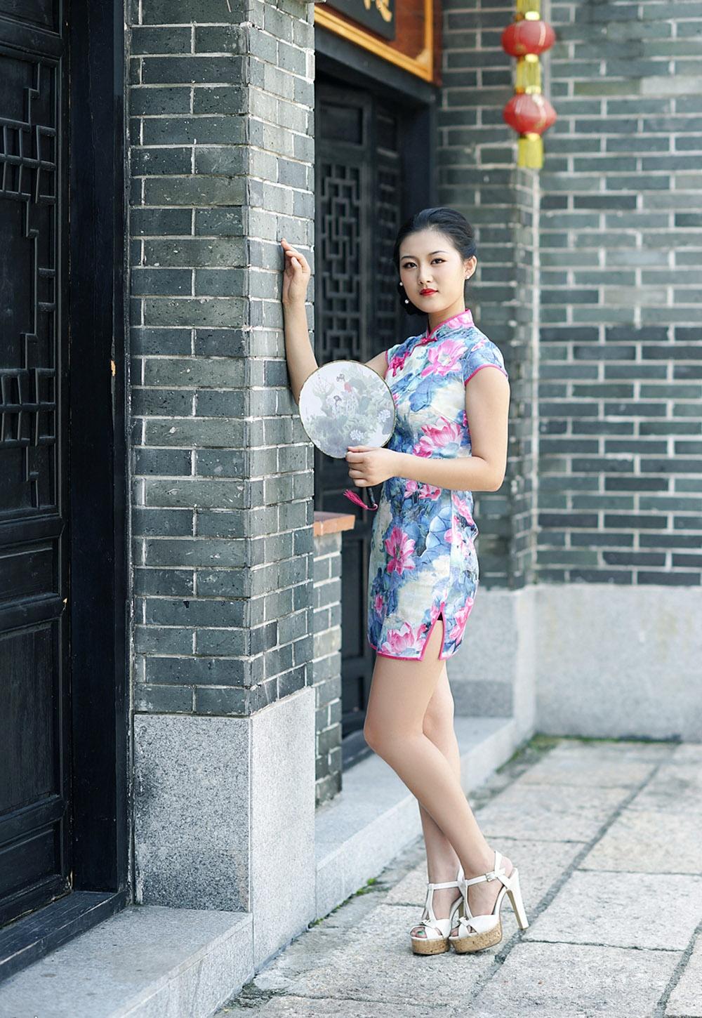 风韵旗袍少妇图片：少妇王洁妮(4)(点击浏览下一张趣图)