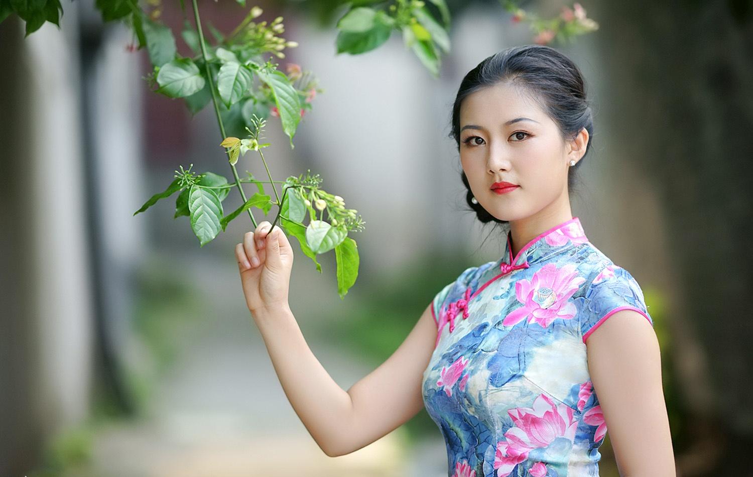 风韵旗袍少妇图片：少妇王洁妮(6)(点击浏览下一张趣图)