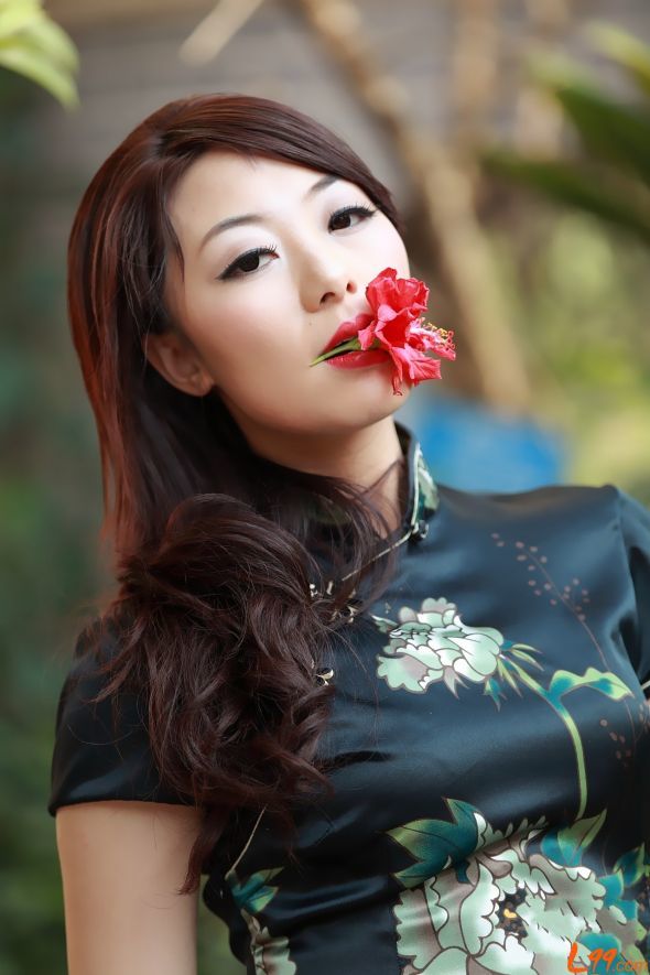 刚干完的风韵少妇：风韵旗袍美女图片(8)(点击浏览下一张趣图)