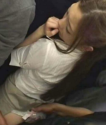 紧贴女子狂顶图：猥琐男公交蹭臀图(2)(点击浏览下一张趣图)