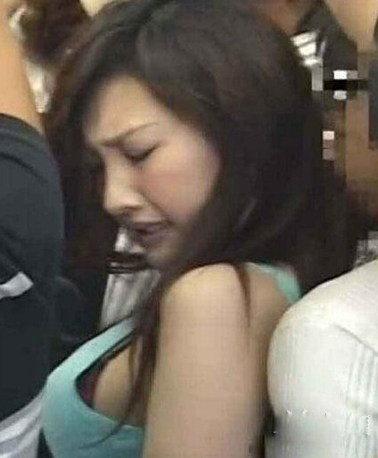 紧贴女子狂顶图：猥琐男公交蹭臀图(3)(点击浏览下一张趣图)
