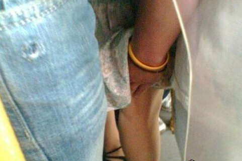 紧贴女子狂顶图：猥琐男公交蹭臀图(7)(点击浏览下一张趣图)