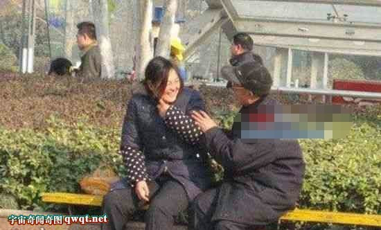 六寻老人树林偷腥图片：胖大叔树林偷腥图片(2)(点击浏览下一张趣图)