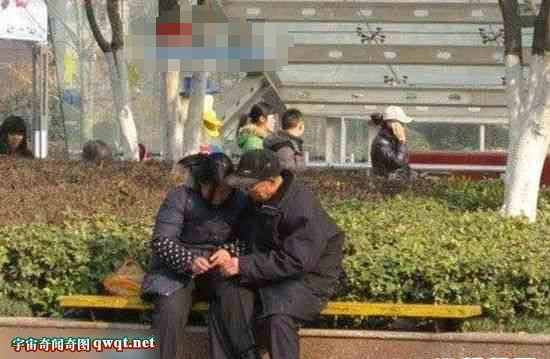六寻老人树林偷腥图片：胖大叔树林偷腥图片(4)(点击浏览下一张趣图)