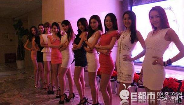 两男一女酒桌前玩游戏图片：两男一女低俗游戏(3)(点击浏览下一张趣图)