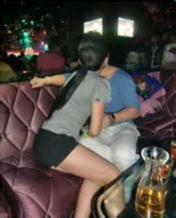 两男一女酒桌前玩游戏图片：两男一女低俗游戏(6)(点击浏览下一张趣图)