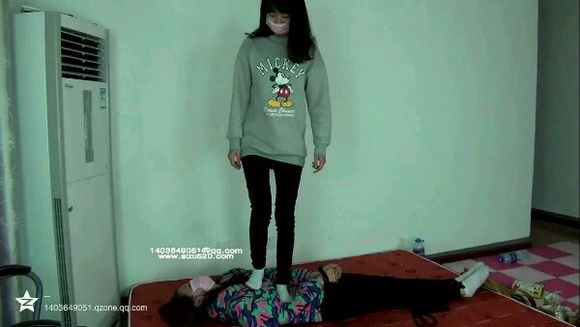 美女脚丫子图片大全：美女吃美女脚丫子图(7)(点击浏览下一张趣图)