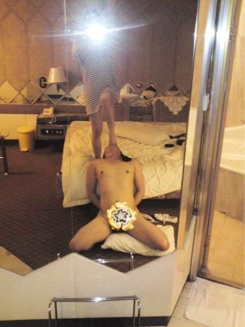 女生打男生下跪踩头：黑冰免费视频图片(点击浏览下一张趣图)
