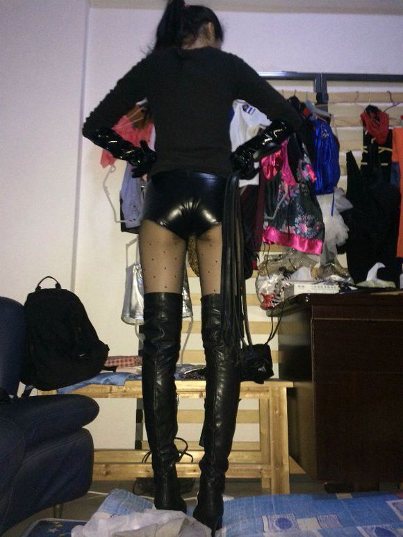 女生打男生下跪踩头：黑冰免费视频图片(7)(点击浏览下一张趣图)