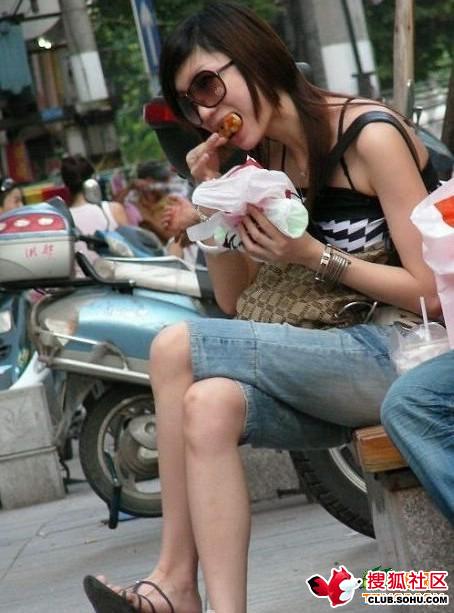 吃女人的唾液图片：吃女人的口水(5)(点击浏览下一张趣图)