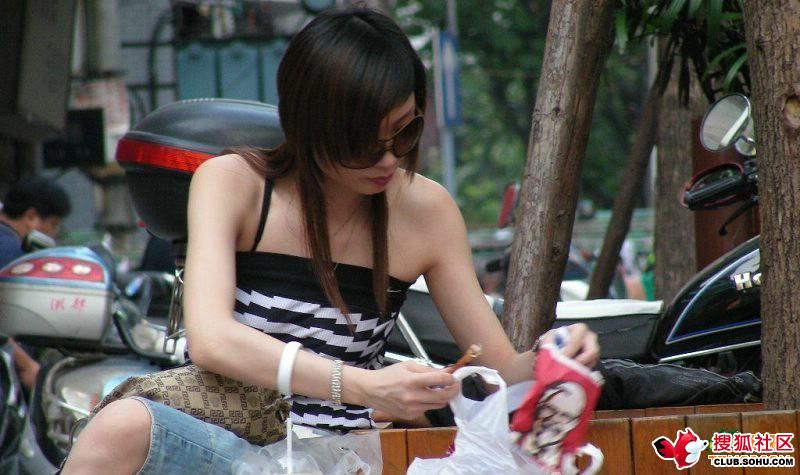 吃女人的唾液图片：吃女人的口水(6)(点击浏览下一张趣图)