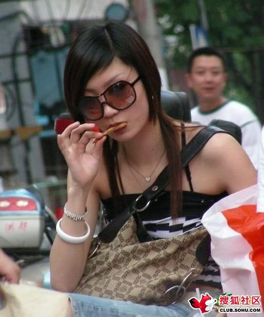 吃女人的唾液图片：吃女人的口水(7)(点击浏览下一张趣图)