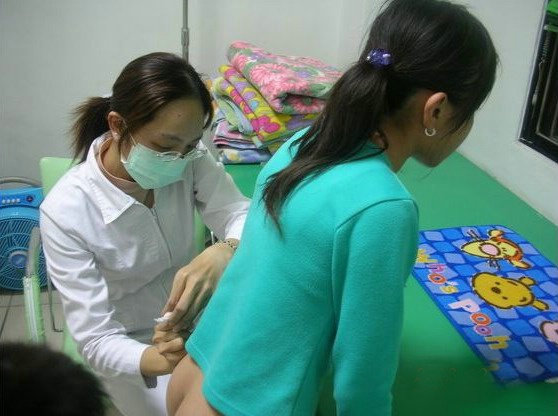 女人光屁股大便图片：女人光屁股打针图(4)(点击浏览下一张趣图)