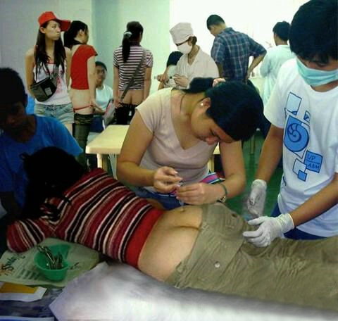 女人光屁股大便图片：女人光屁股打针图(5)(点击浏览下一张趣图)