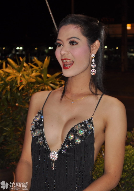 伪娘穿女人皮过程视频：伪娘穿女人外皮的视频图(点击浏览下一张趣图)