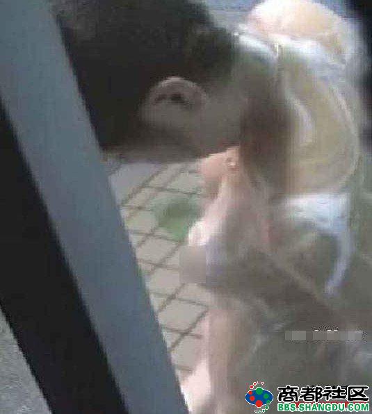 美女洗澡的视频现全身无遮挡图片：男主偷看邻居美女洗澡(2)(点击浏览下一张趣图)