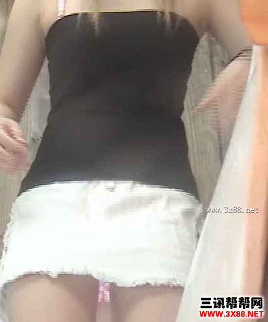 美女洗澡的视频现全身无遮挡图片：男主偷看邻居美女洗澡(5)(点击浏览下一张趣图)