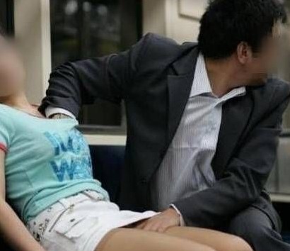 公交摸臀不反抗视频截图：猥琐男公交蹭臀(5)(点击浏览下一张趣图)