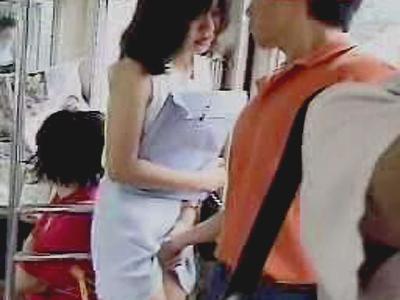 公交摸臀不反抗视频截图：猥琐男公交蹭臀(10)(点击浏览下一张趣图)
