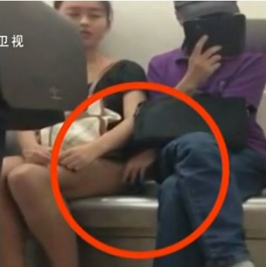 公交猥琐男,女生配合图：地铁猥琐男摸下体视频(5)(点击浏览下一张趣图)