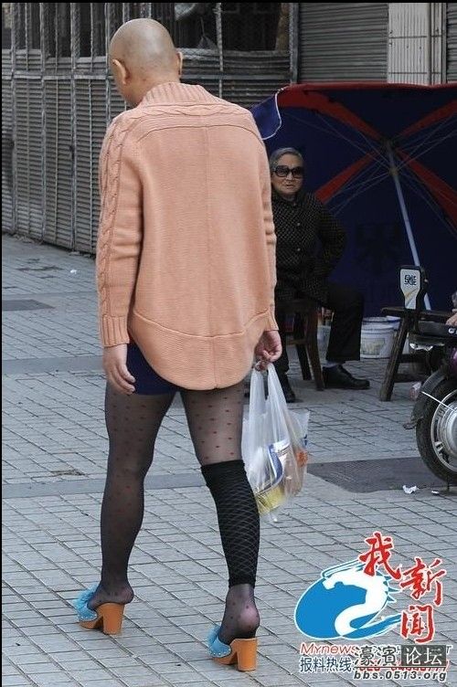 男穿十六厘米高跟鞋图：男穿女式高跟鞋图(点击浏览下一张趣图)