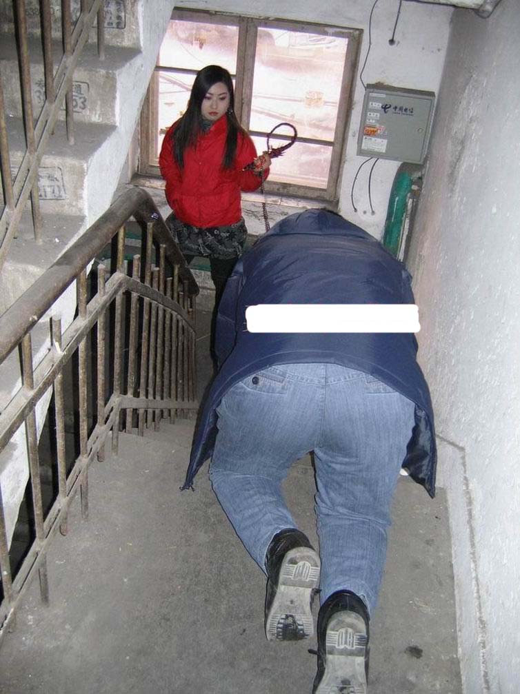 女王打耳光视频足奴：女王耳光辱骂视频图(3)(点击浏览下一张趣图)