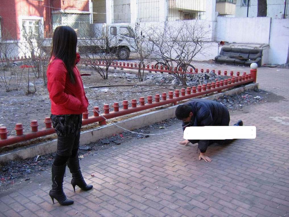 女王打耳光视频足奴：女王耳光辱骂视频图(4)(点击浏览下一张趣图)