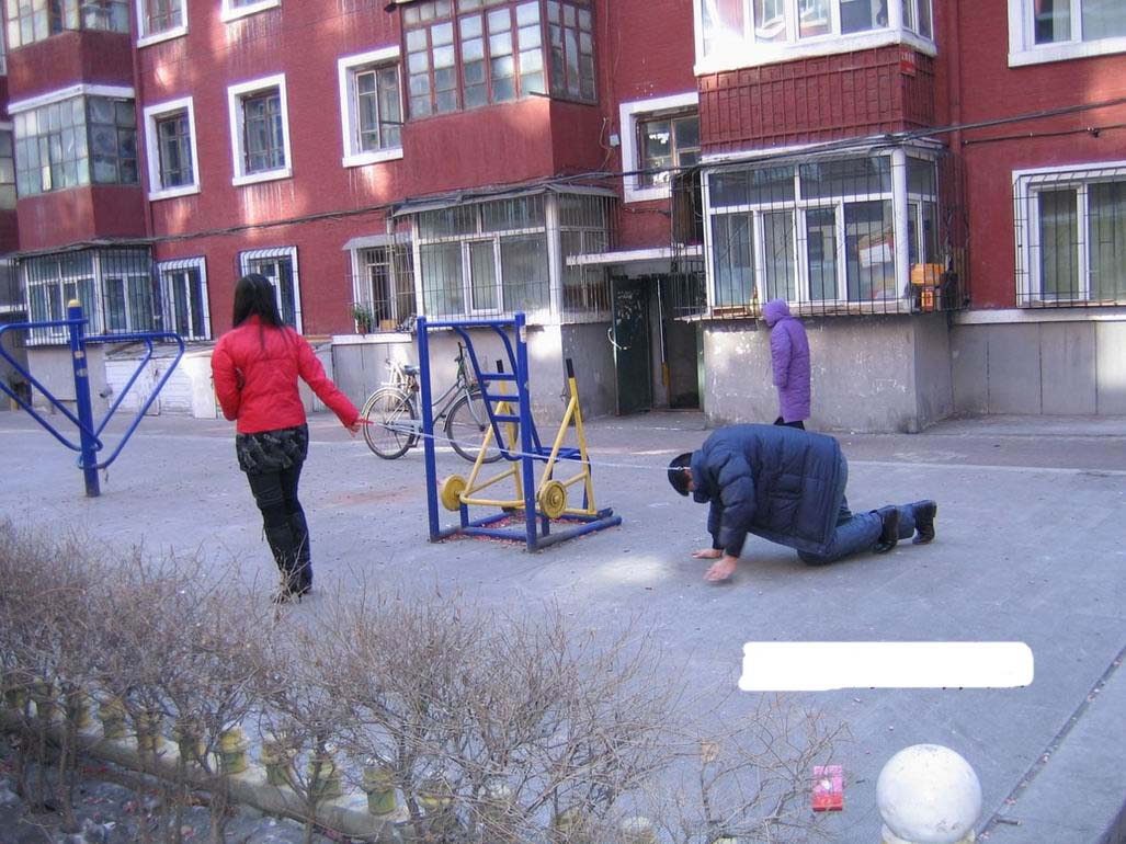 女王拖鞋抽耳光视频图：s自由女皇训奴图(2)(点击浏览下一张趣图)