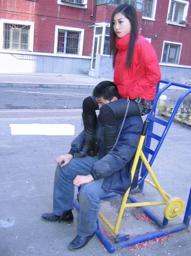 女王拖鞋抽耳光视频图：s自由女皇训奴图(3)(点击浏览下一张趣图)