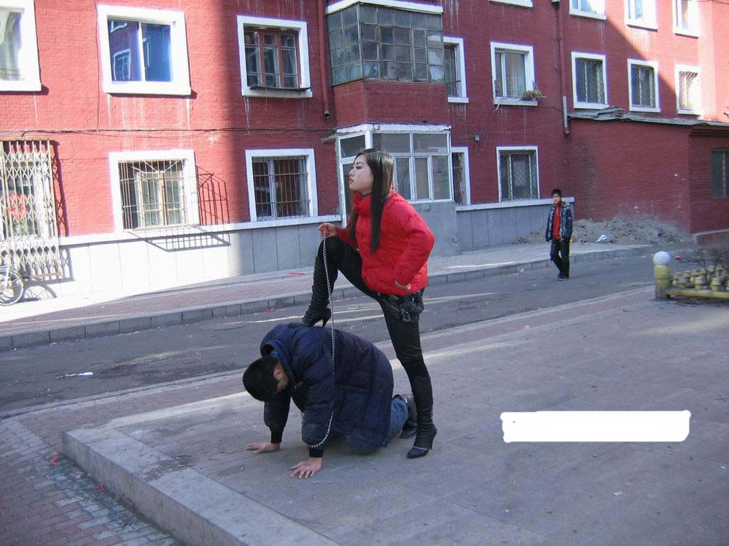 女王拖鞋抽耳光视频图：s自由女皇训奴图(5)(点击浏览下一张趣图)