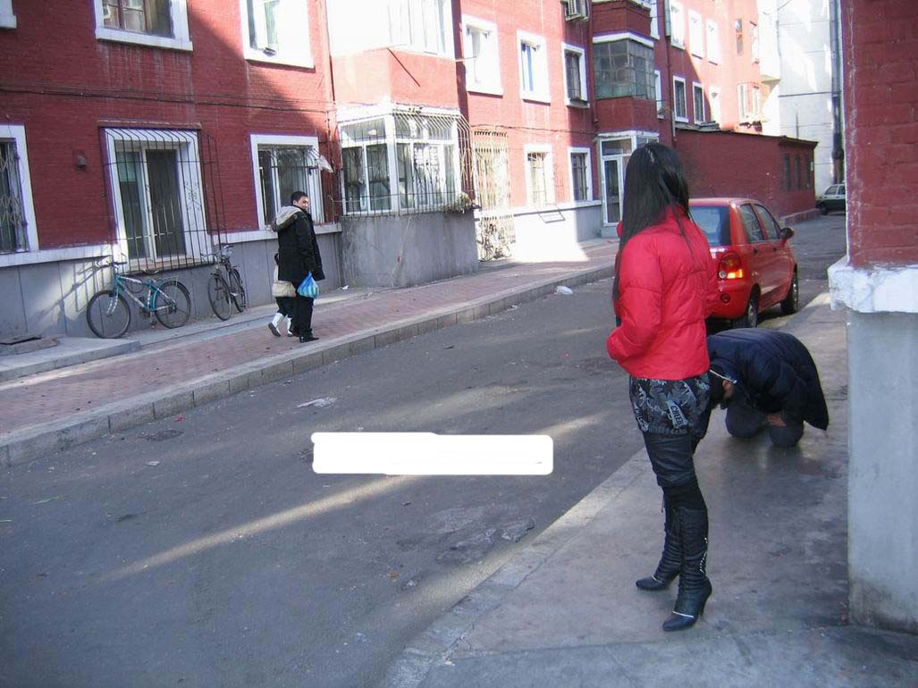 胯下之辱视频男钻女胯：原味网美女们的尿奴图(2)(点击浏览下一张趣图)