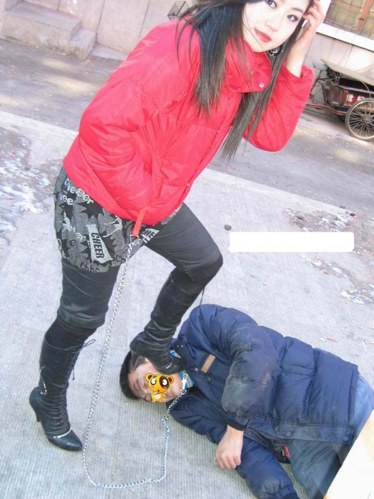 胯下之辱视频男钻女胯：原味网美女们的尿奴图(4)(点击浏览下一张趣图)