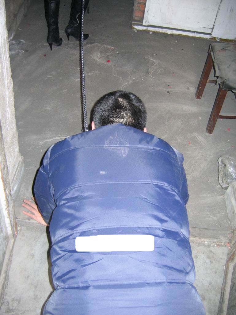 胯下之辱视频男钻女胯：原味网美女们的尿奴图(5)(点击浏览下一张趣图)