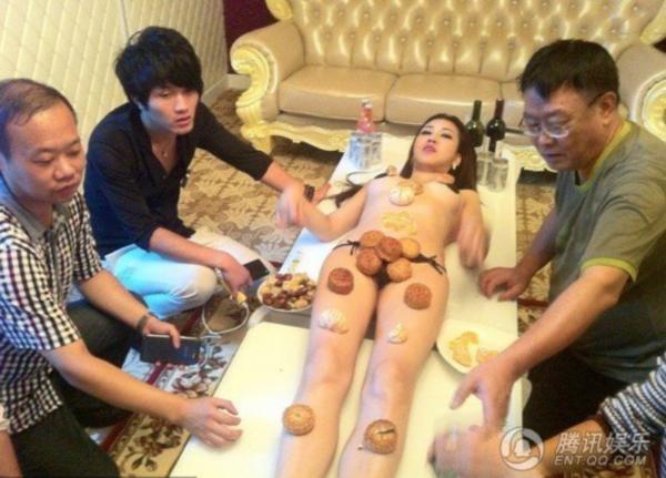 月饼人体宴图片：干露露人体月饼视频(2)(点击浏览下一张趣图)