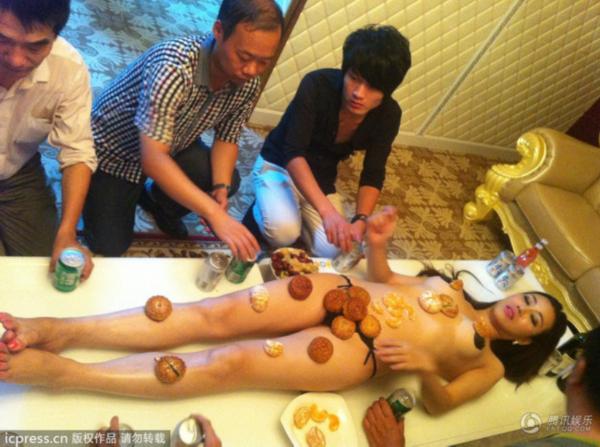 月饼人体宴图片：干露露人体月饼视频(5)(点击浏览下一张趣图)