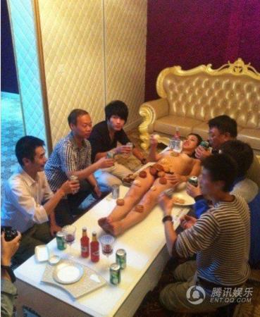 月饼人体宴图片：干露露人体月饼视频(8)(点击浏览下一张趣图)