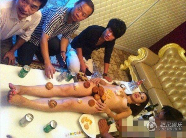 月饼人体宴图片：干露露人体月饼视频(11)(点击浏览下一张趣图)