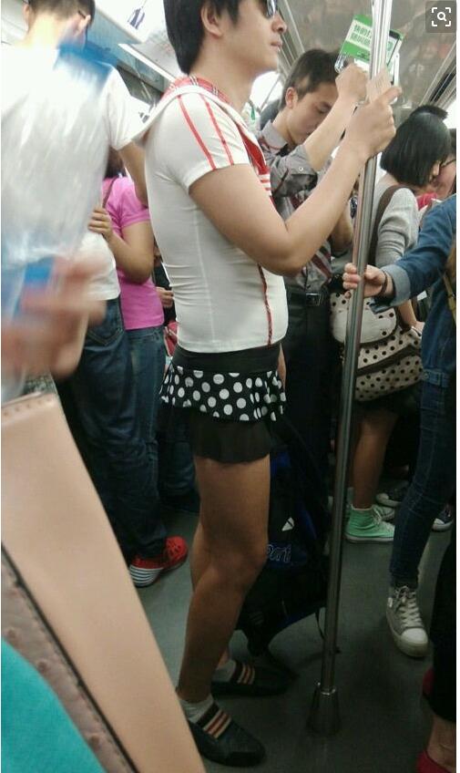 男性被迫穿裙子当公主：男孩被迫穿裙子的视频(4)(点击浏览下一张趣图)