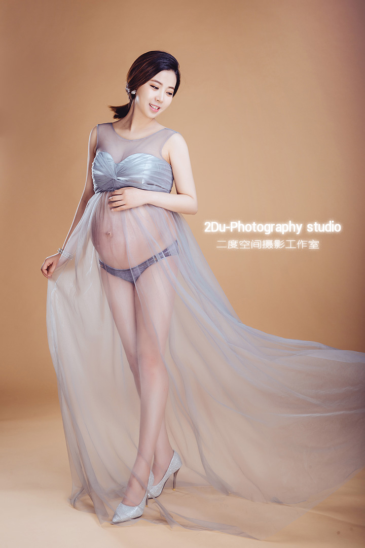 孕妇裸模走秀视频图片：孕妇写真摄影(2)(点击浏览下一张趣图)