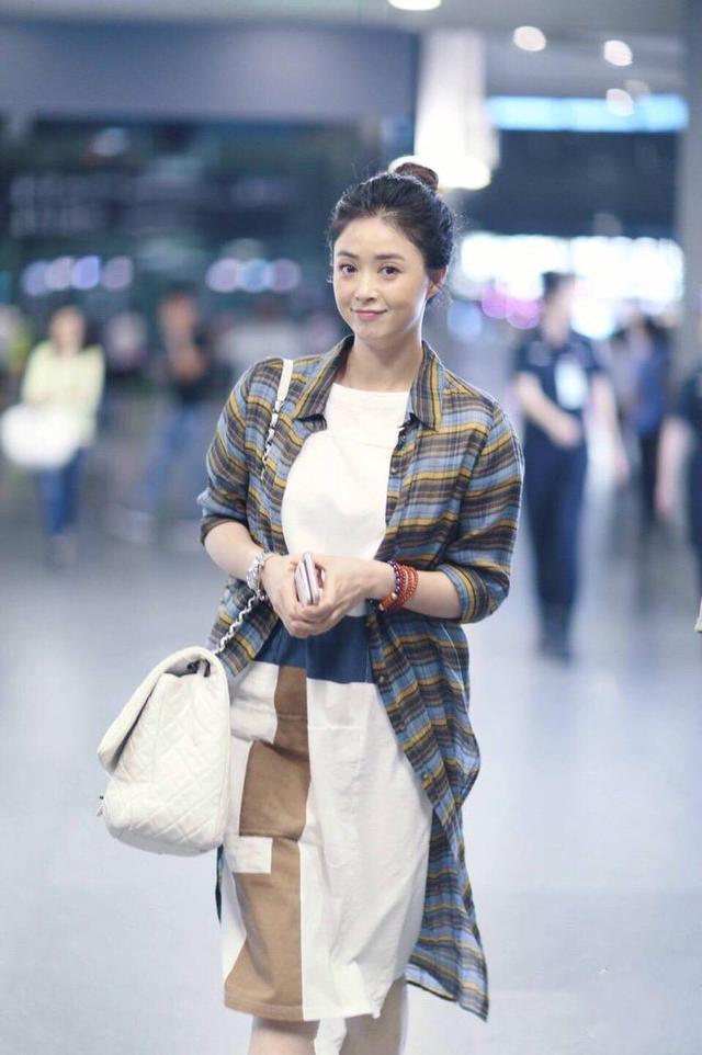 蒋欣热裤秀大白腿图：蒋欣130斤的照片(4)(点击浏览下一张趣图)