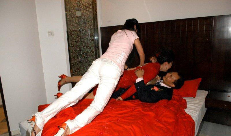 女生洞房之夜的描述图片：新娘被闹洞房夜遭轮番(6)(点击浏览下一张趣图)