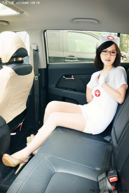 媳妇车模路虎揽胜论坛图片：媳妇当车模白色路虎(4)(点击浏览下一张趣图)