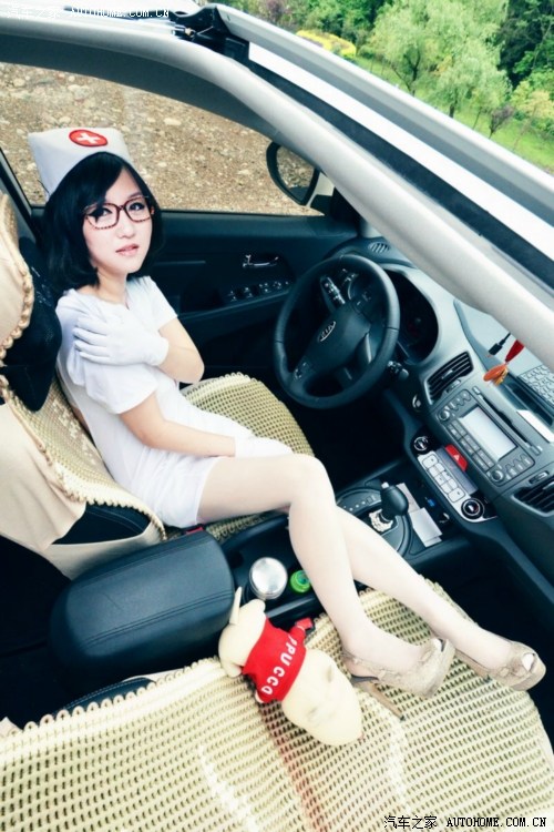 媳妇车模路虎揽胜论坛图片：媳妇当车模白色路虎(7)(点击浏览下一张趣图)