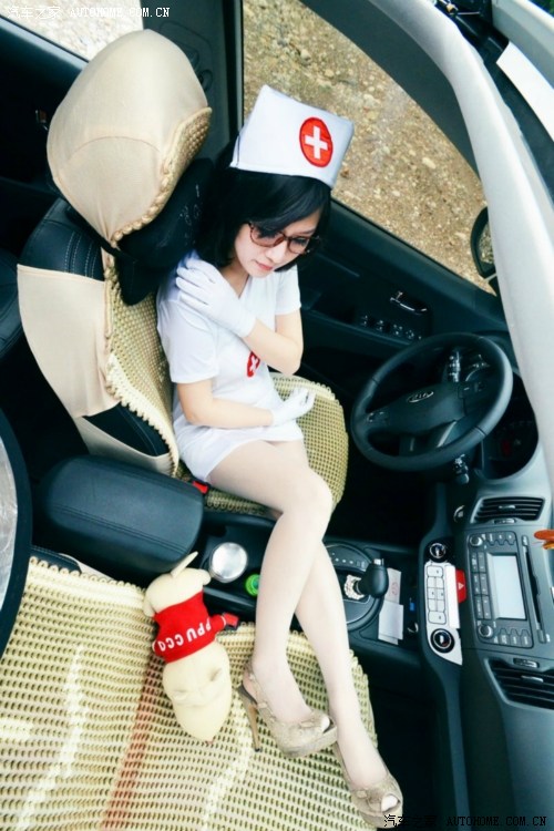 媳妇车模路虎揽胜论坛图片：媳妇当车模白色路虎(8)(点击浏览下一张趣图)